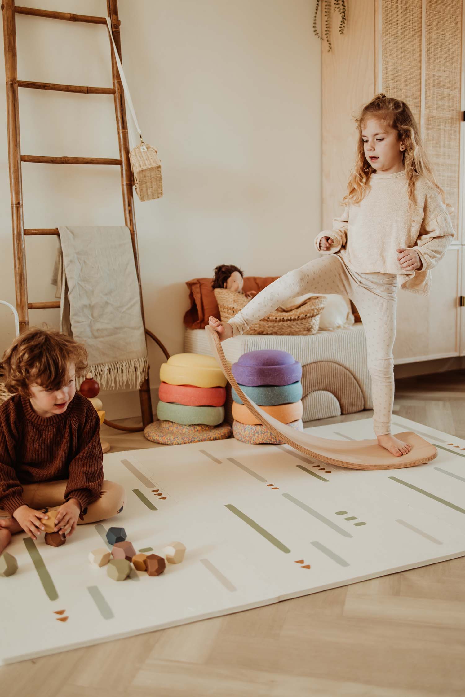 PlayandGo_EEVAA_farm_puzzlemat_child_is_playing_with_wooden_blocks_and_other_child_with_wooden_swing_board