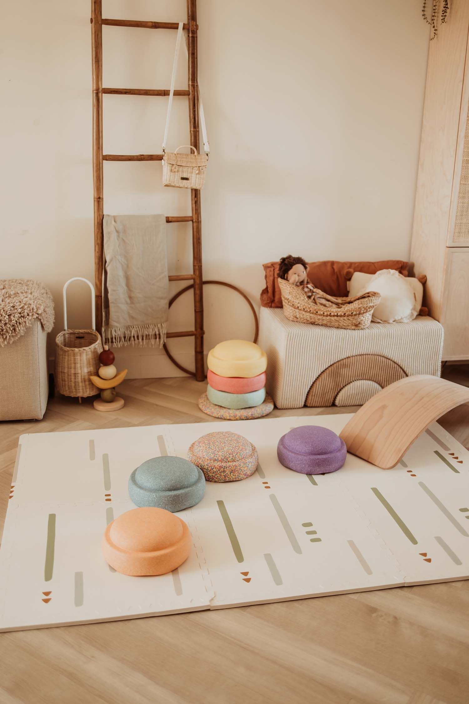 PlayandGo_EEVAA_farm_puzzlemat_kidsroom_wooden_swing_board_colored_steps_doll