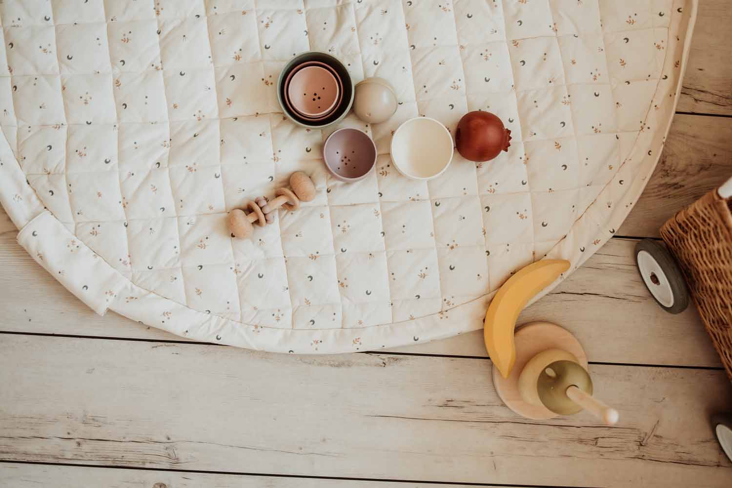 playandgo_organic_soft_babymat_moon_open_with_toys